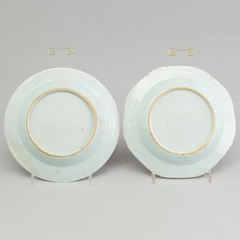 A large DISH and three Chinese export porcelain small plates, 18th-19th century.