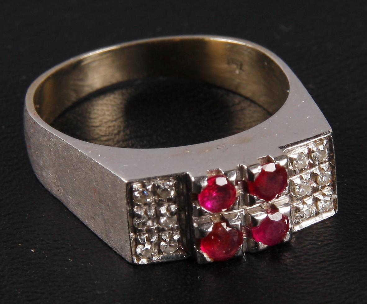RING, vitguld, diamanter samt 4 rubiner.