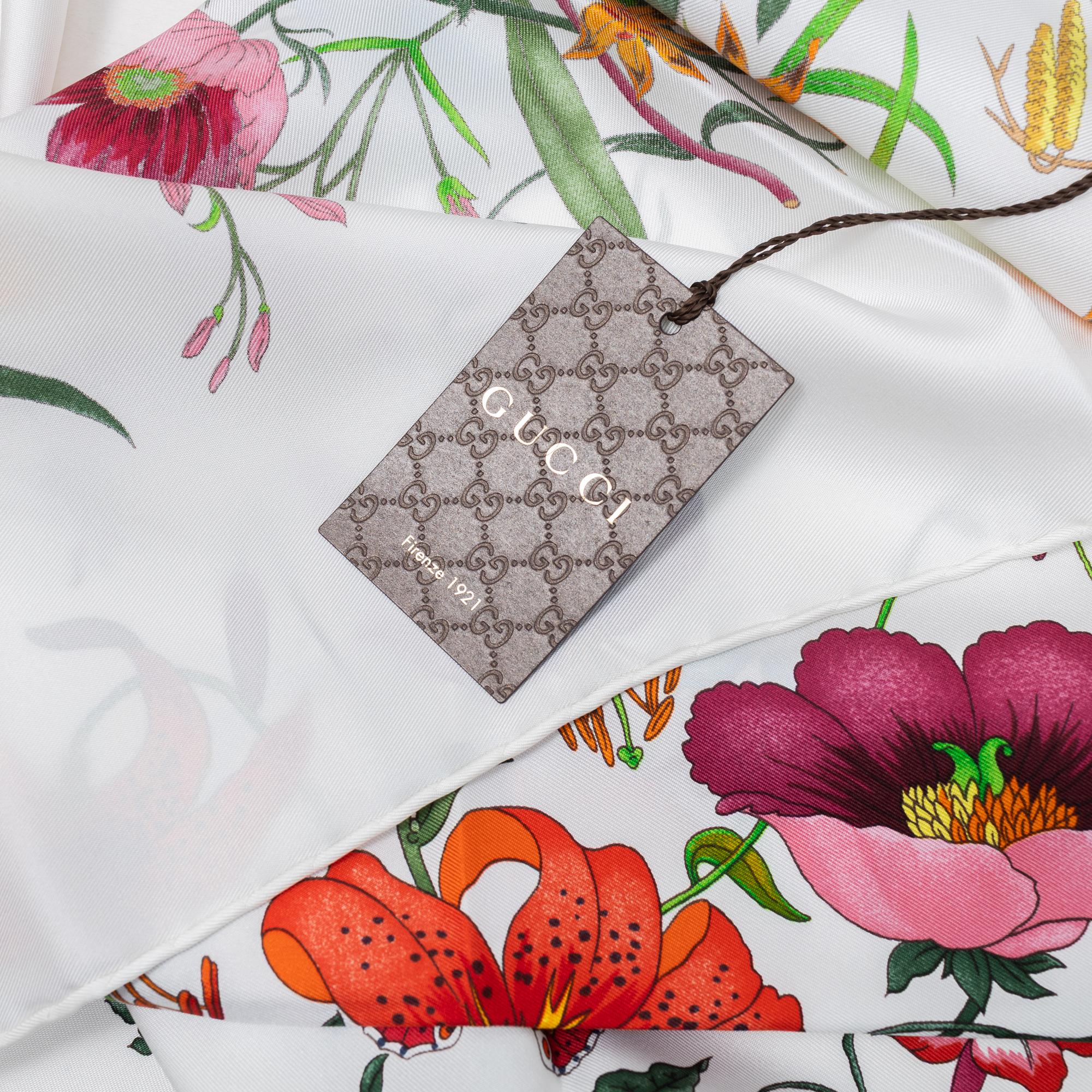 Gucci, a 'Flora' twill silk scarf.
