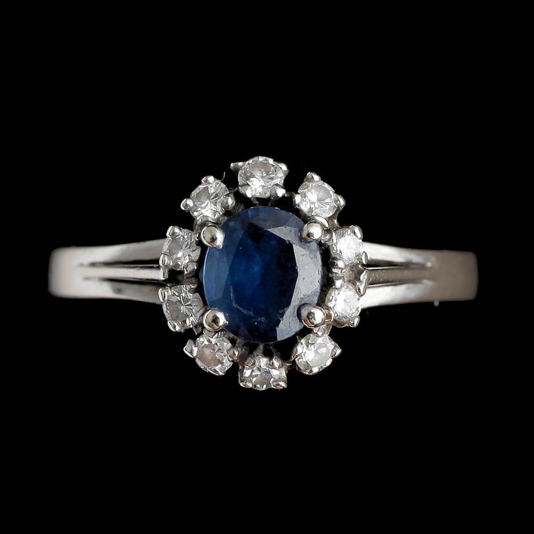 RING, 18k vitguld med blå safir och 10 mindre briljantslipade diamanter. Tot vikt ca 2,6 g.