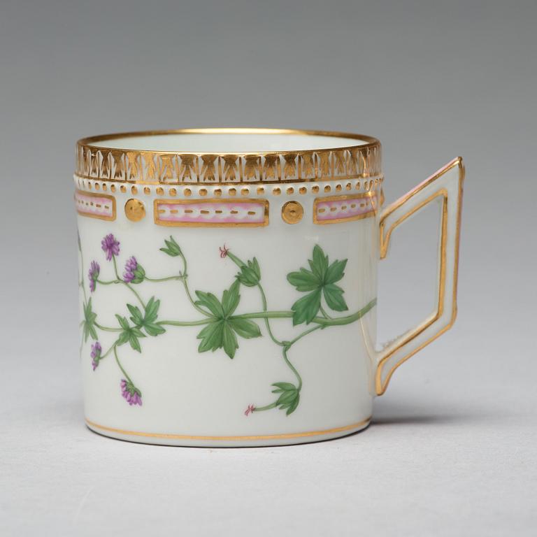 KAFFEKOPPAR med FAT, åtta stycken, porslin. "Flora Danica", Royal Copenhagen, Danmark.