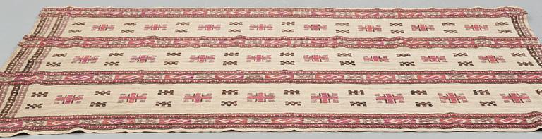 Märta Måås-Fjetterström, A drape, "Röd S-bård", flat weave, ca 237-242,5 x 153-156 cm, signed MMF.