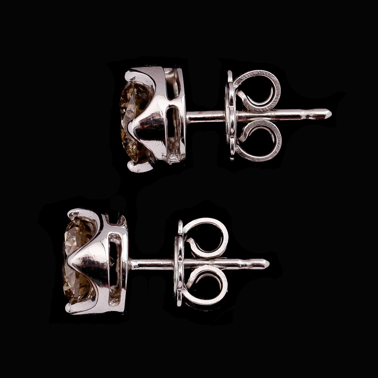 ÖRHÄNGEN, 1 par, 18 k vitguld, solitära briljantslipade diamanter tot ca 1.72 ct.