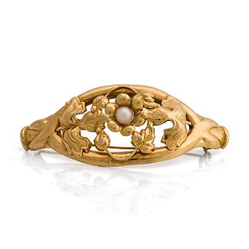 BROSCH, 18K gold with 1 cultured bouton pearl, Swedish hallmarks 1954.