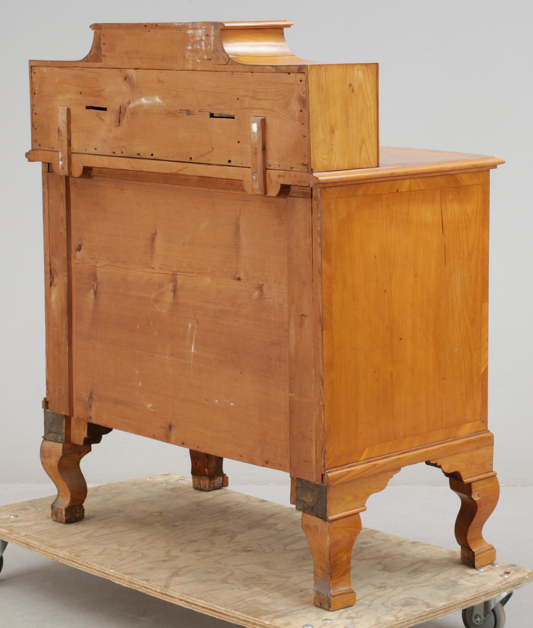 BYRÅ MED UPPSATS, senbarockstil, 1800-tal.