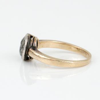 ENSTENSRING, guld, gammalslipad diamant ca 1.50 ct. Kvalitet ca I/Piqué. Vikt ca 2,5 gram.