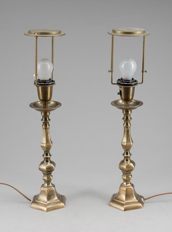 BORDSLAMPOR, ett par, mässing, 1900-tal.