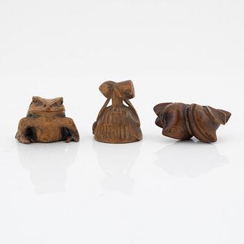 Figuriner / netsuke, tre stycken, trä, Japan 1800-/1900-tal.