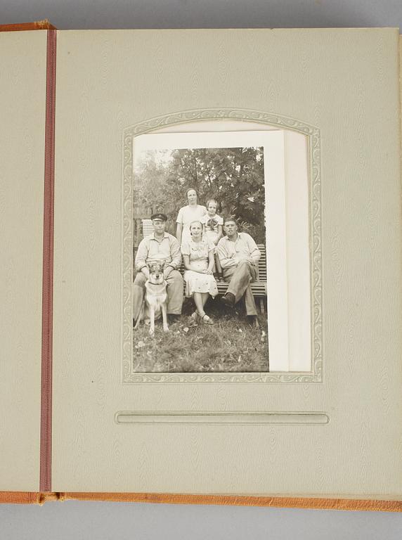 FOTOALBUM, ca 40 bilder, Jugend, omkring år 1900.