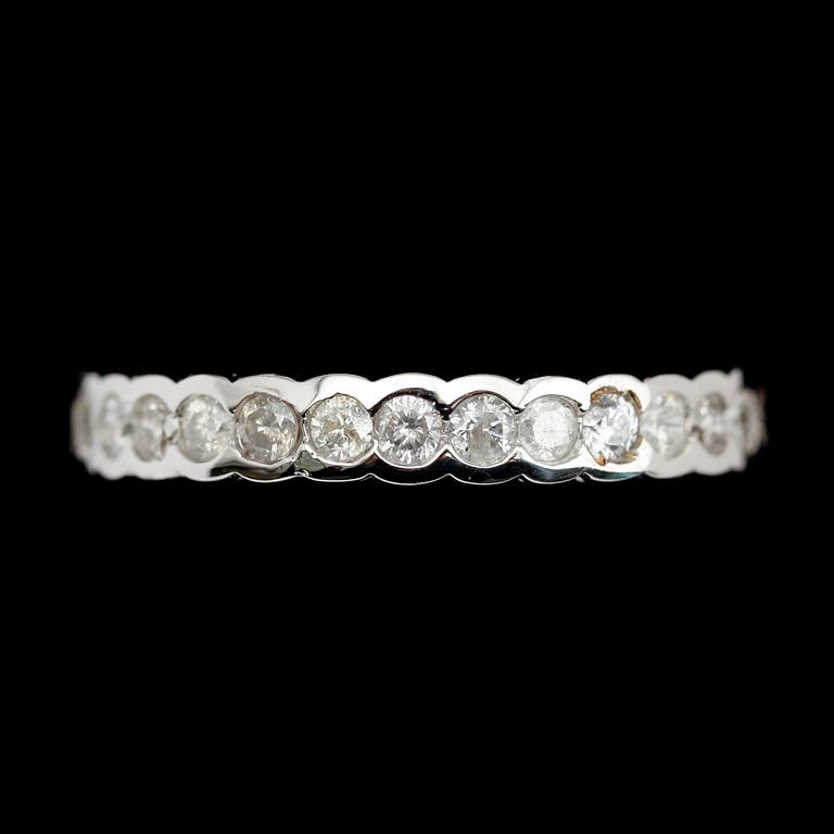 RING, 10 k vitguld, diamanter tot ca 1.0 ct.