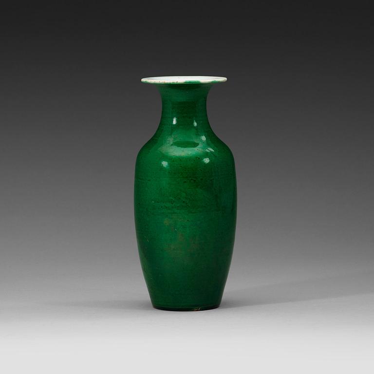 VAS, porslin, Qingdynastin troligen 1700-tal.