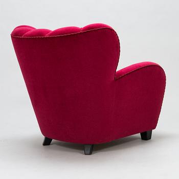 A mid-20th-century armchair.