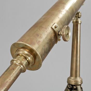 KIKARE MED GOLVSTÄLL OCH TILLBEHÖR I LÅDA, mässing, John Browning, London, sannolikt sent 1800-tal.