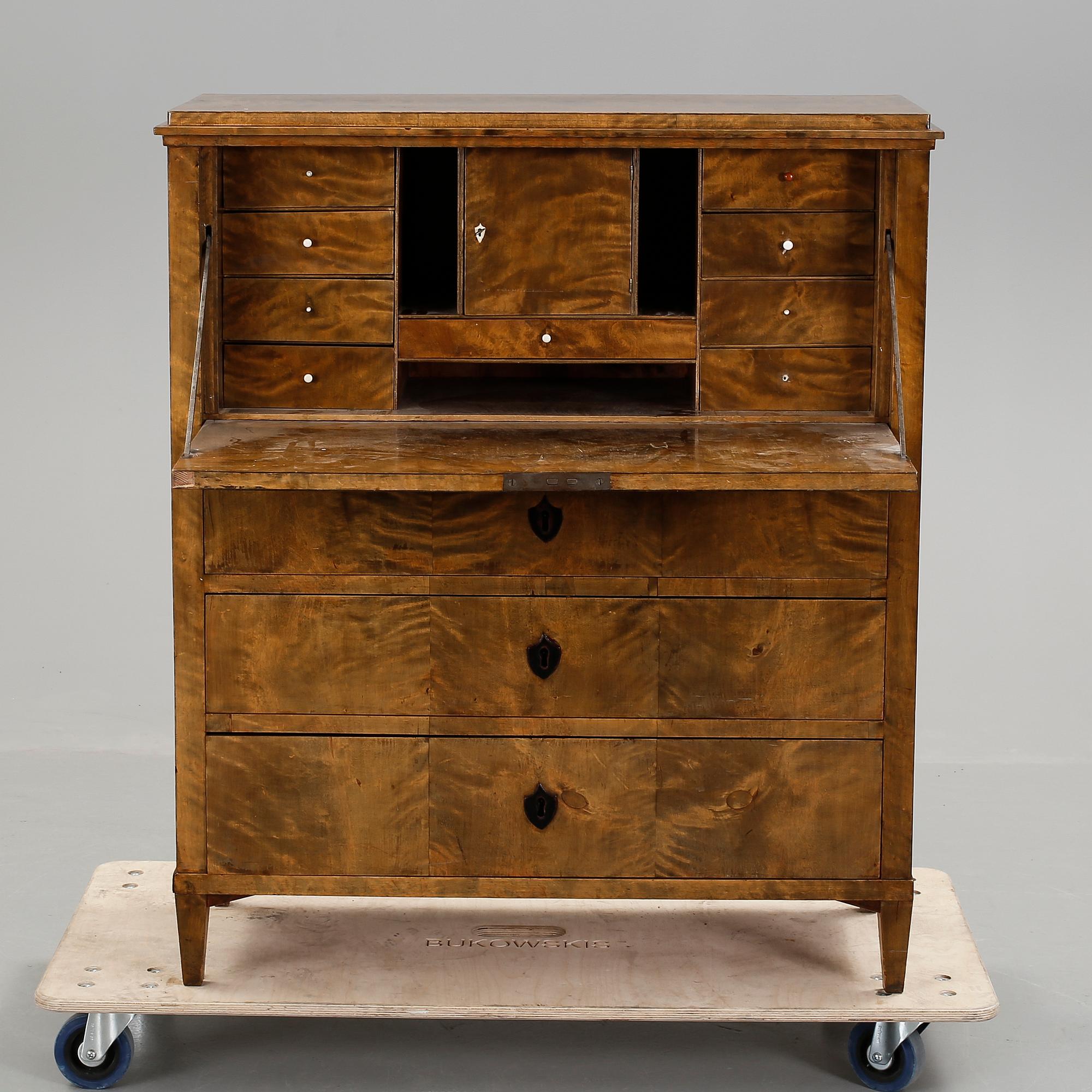 CHIFFONJE, omkring 1800-talets mitt.