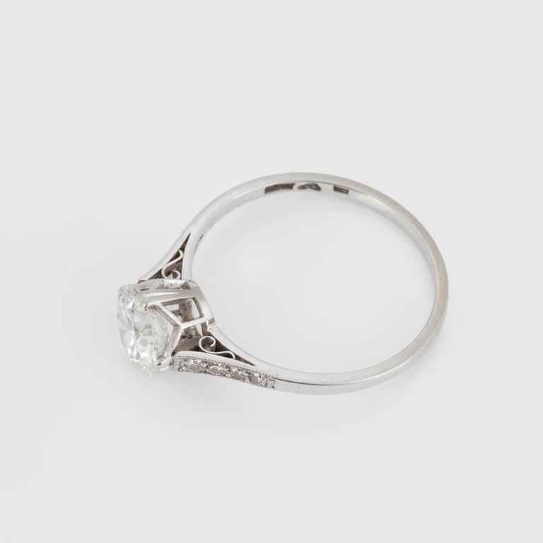 RING med en gammalslipad diamant.