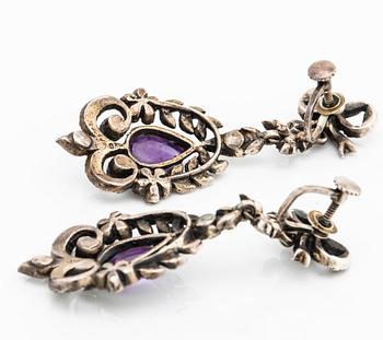 COLLIER samt ett par ÖRHÄNGEN, paste, ametister, silver, troligen 1900-talets första hälft, originaletui.