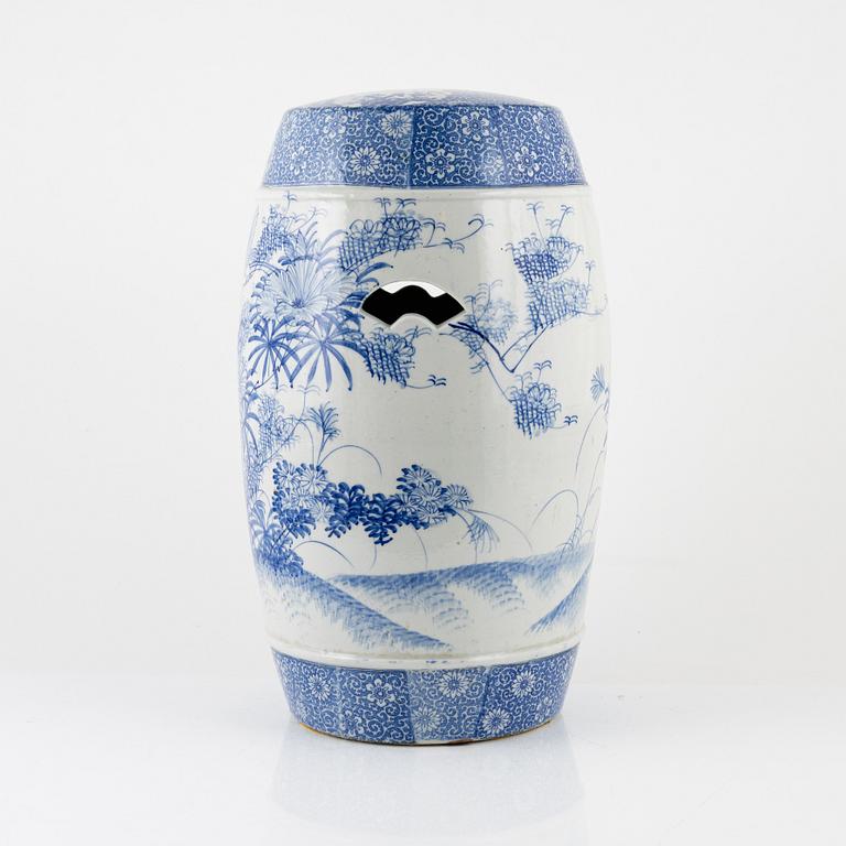 Pall, porslin, Japan, tidigt 1900-tal.