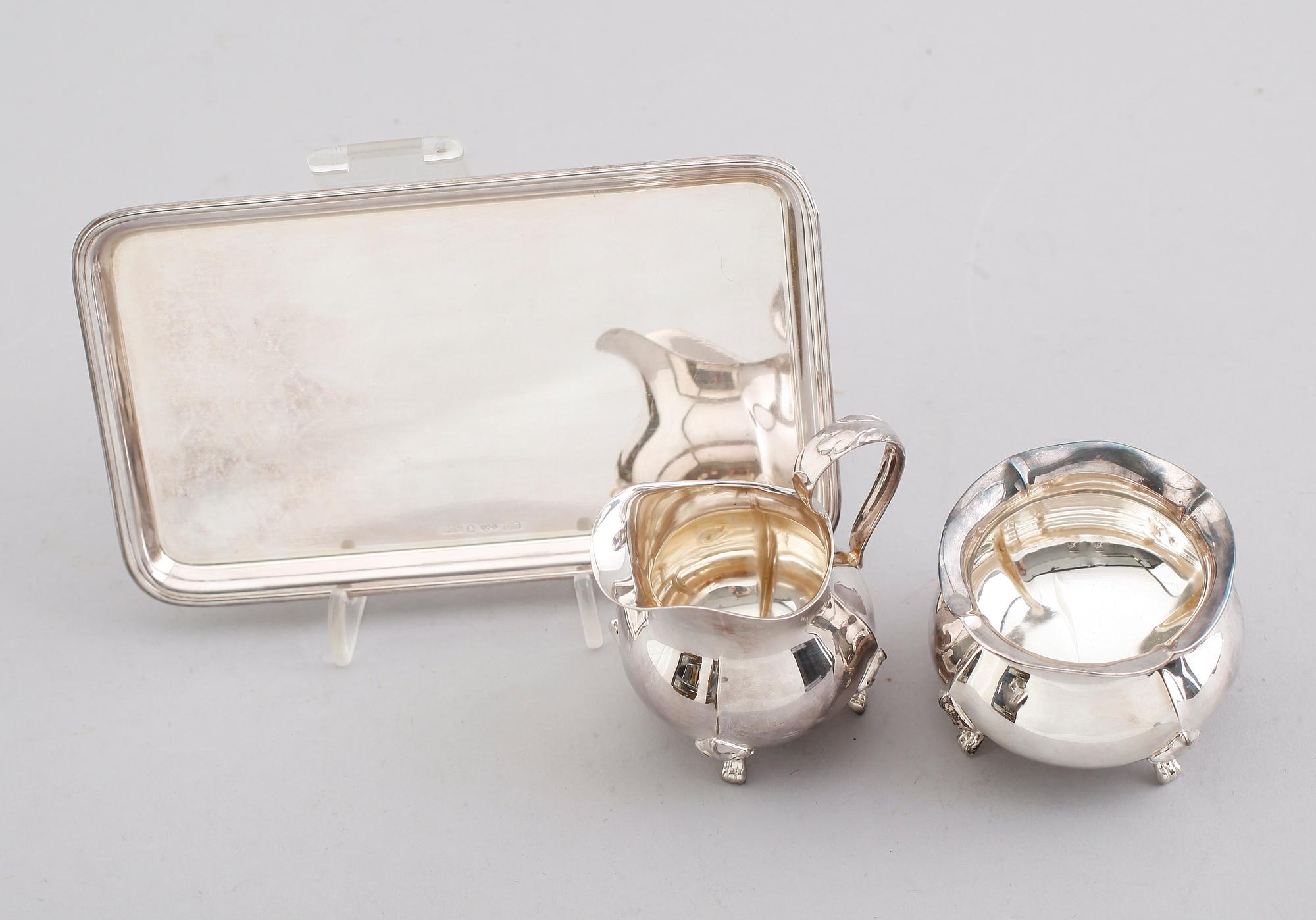 BRICKA, SOCKERSKÅL OCH GRÄDDKANNA, silver, 1900-talets andra hälft. Vikt ca 240 gram.