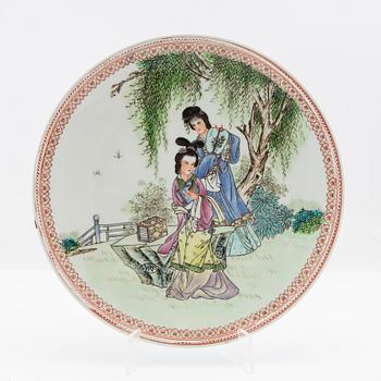 A set of three Chinese plates, late 20th century.