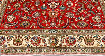 A signed Tabriz carpet, ca 336 x 223 cm.