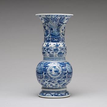 A blue and white baluster shaped vase, Qing dynasty, Kangxi (1662-1722).