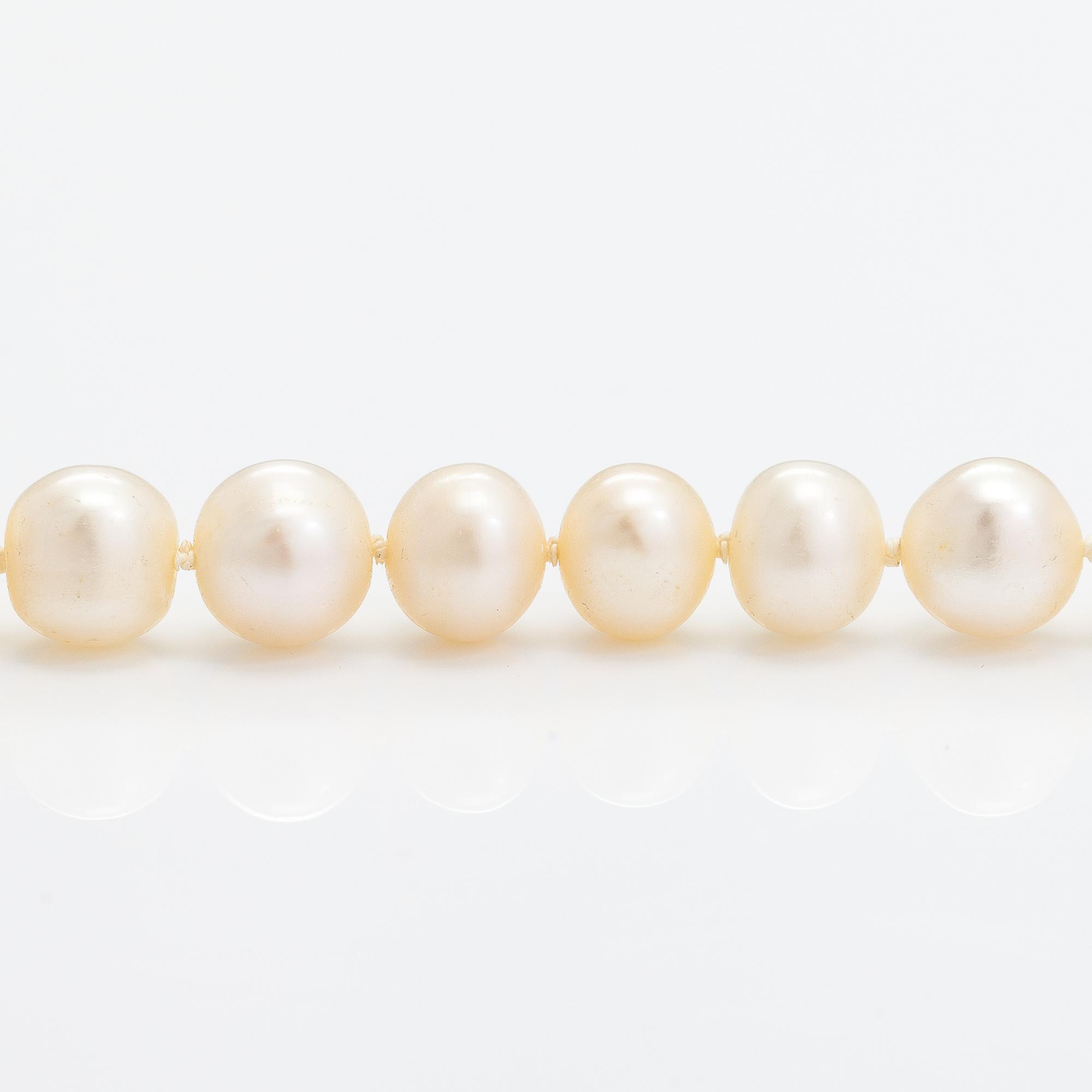 A pearl collier with cultured pearls, 14K gold clasp with ca. 0.045 ct of diamonds.