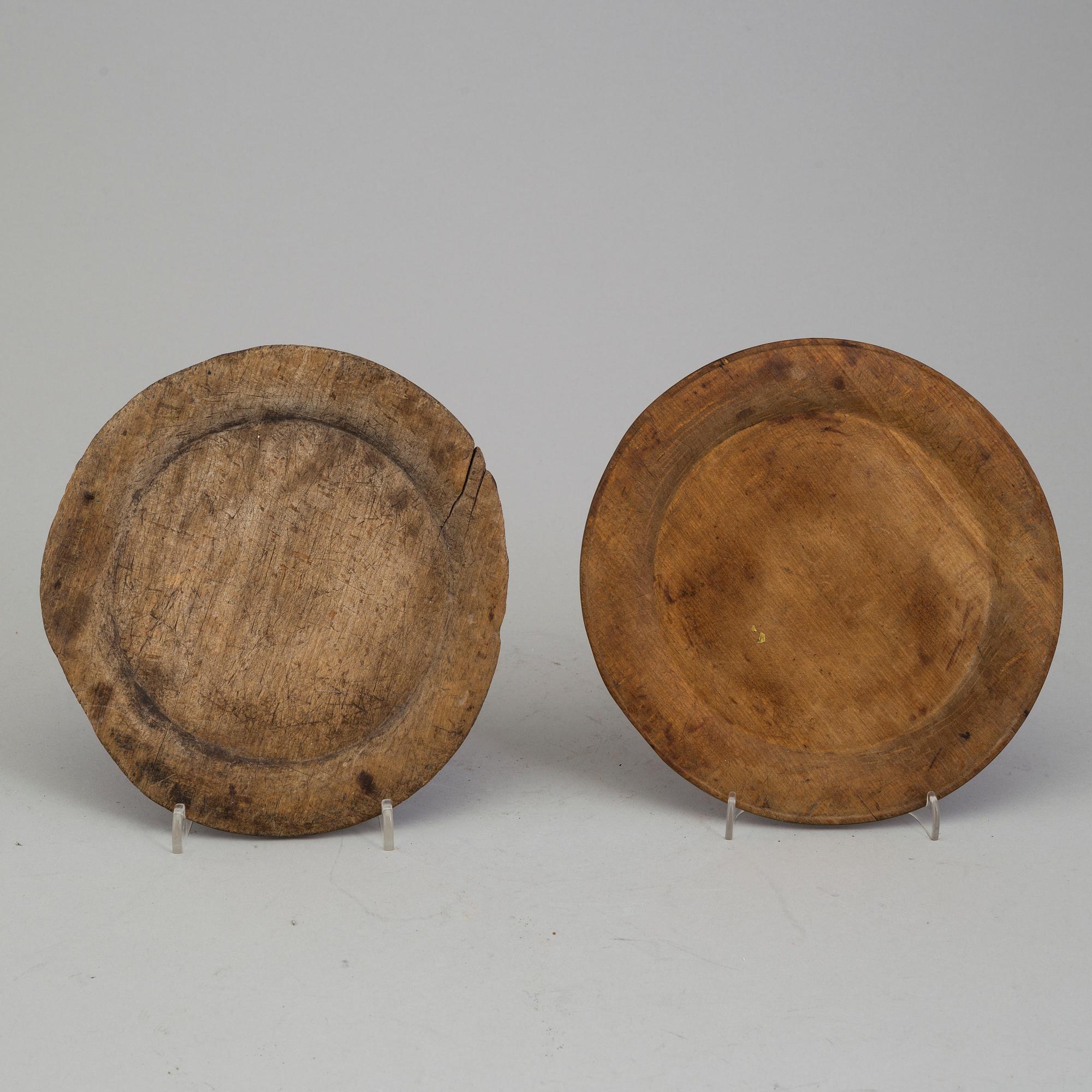 TALLRIKAR, 7 st, trä, 1700-/1800-tal.