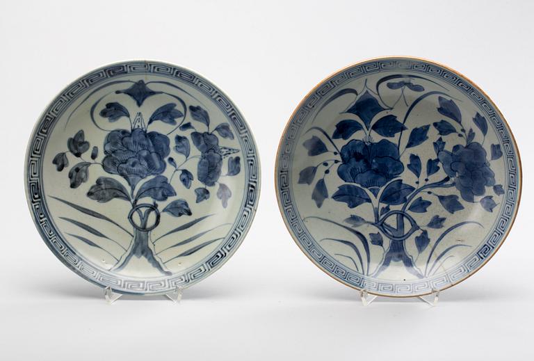 SKÅLFAT, 2 st, porslin, Japan, omkring 1900.