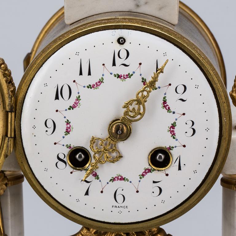 BORDSUR. Louis XVI-stil, 1900-talets första hälft.