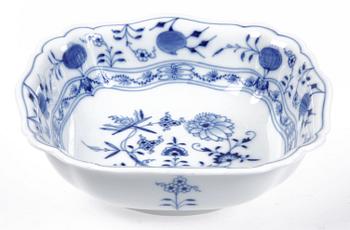MATSERVIS, 87 delar, porslin, Meissen, lökmönstrad.