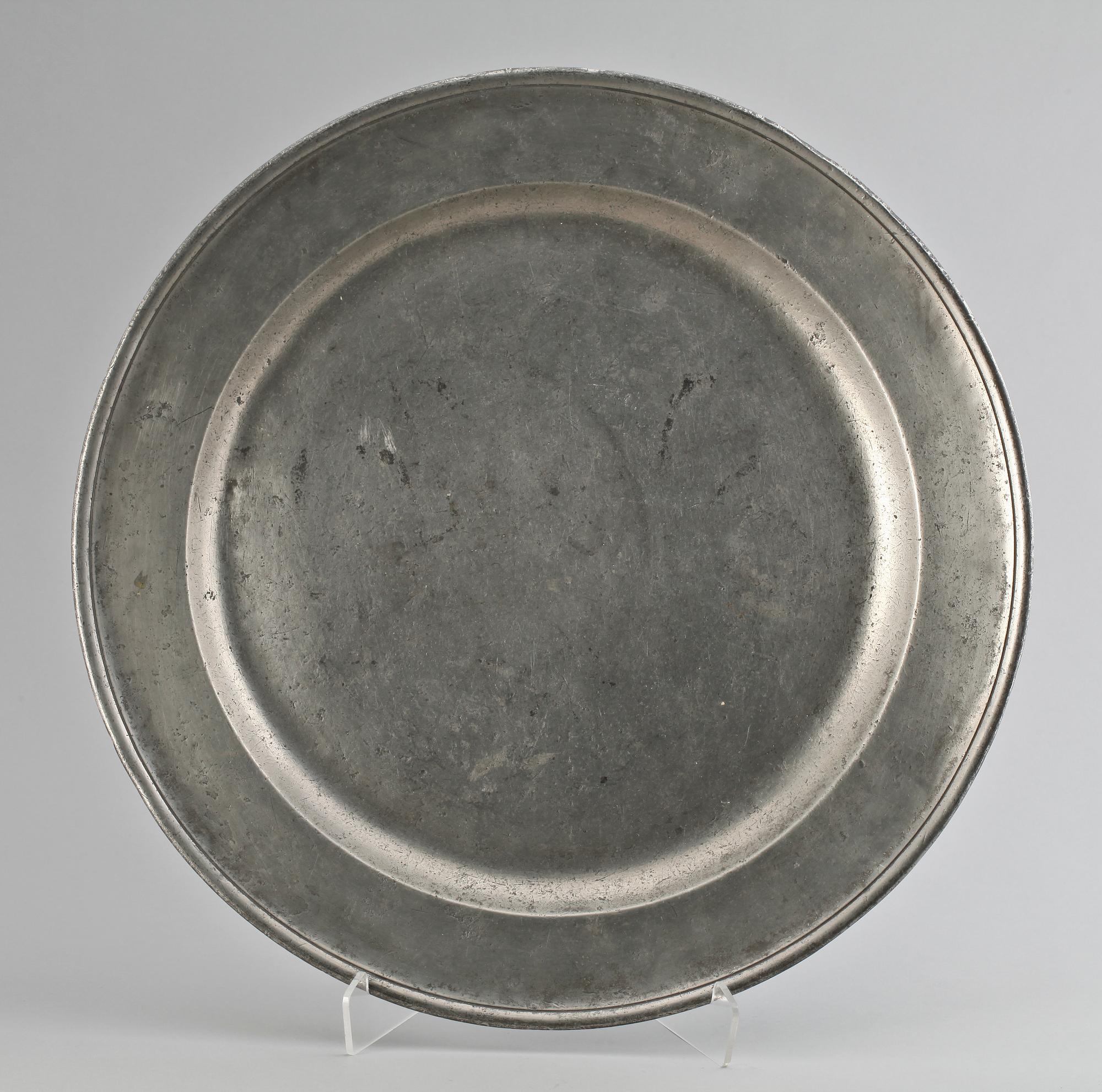 TENNFAT MED BENSTÄLLNING, stämplat Goodwin, England 1700-tal.