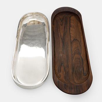 Kay Bojesen, Serveringsfat samt -bestick, sterlingsilver och palisander, Danmark. Kring 1960-talets mitt.