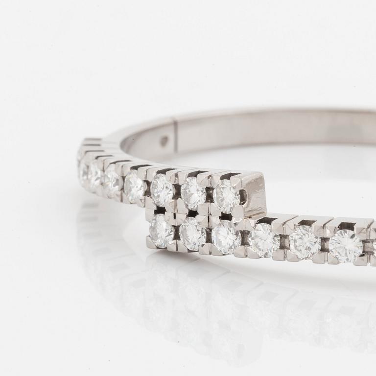 An 18K white gold bracelet set with round brilliant-cut diamonds.