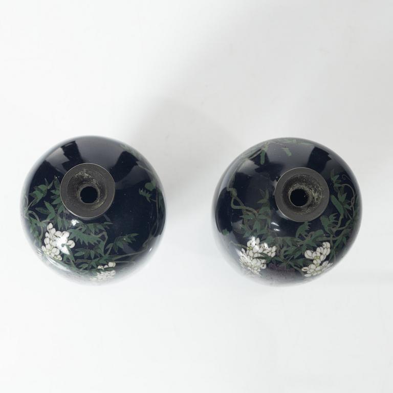 Vaser ett par, cloisonné, Japan, Meiji (1868-1912).