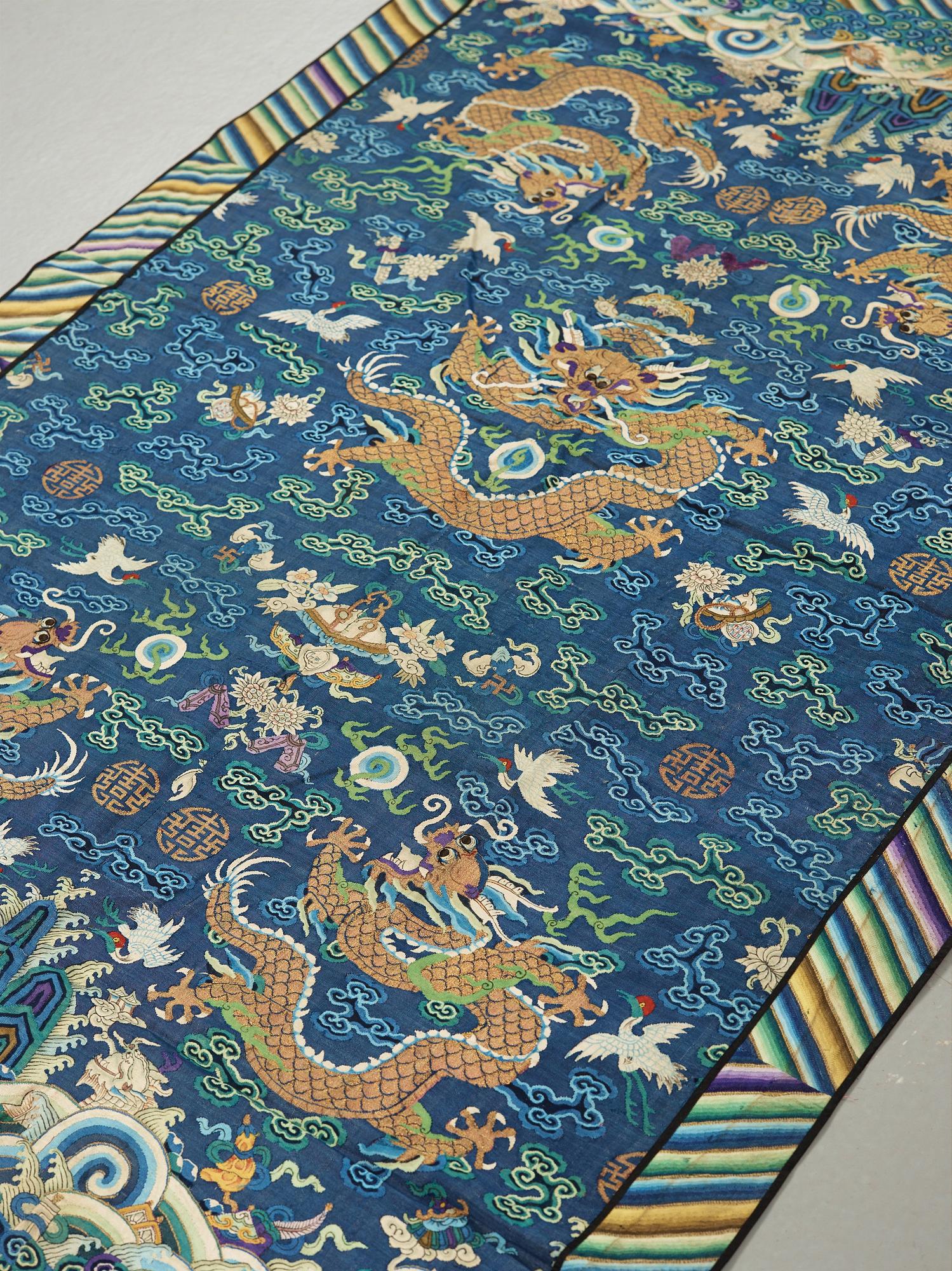 ANTIK KESIVÄVNAD (Kossu). Kina sen Qing. 185,5 x 83,5 cm.