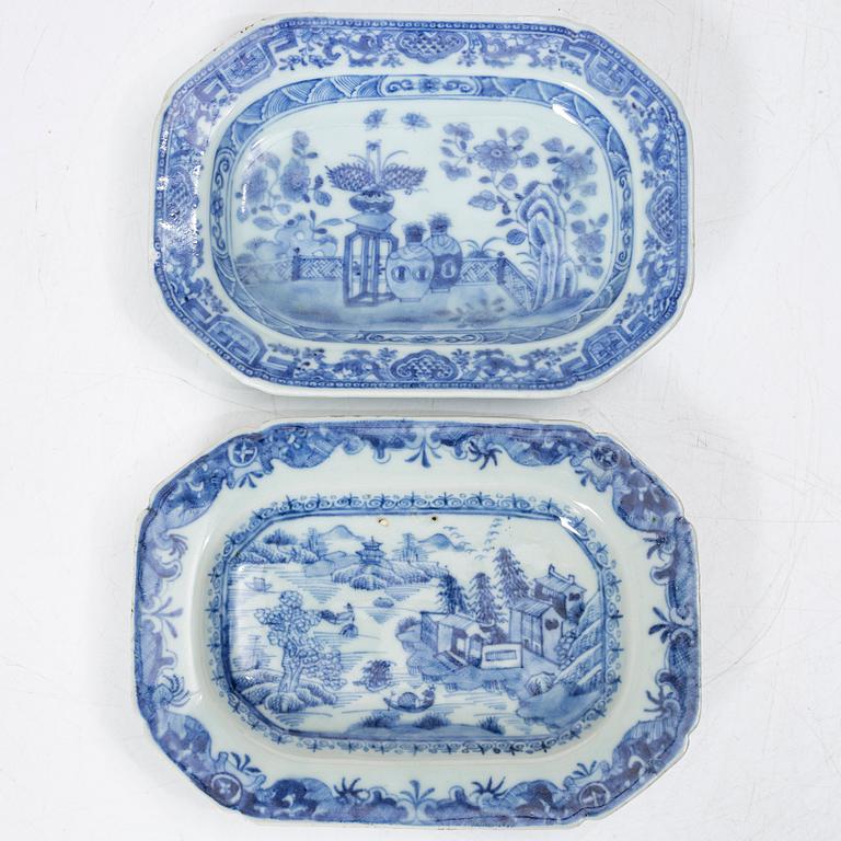 Fat samt smörterriner med fat, 2 st, porslin, Kina, Qianlong (1736-95).