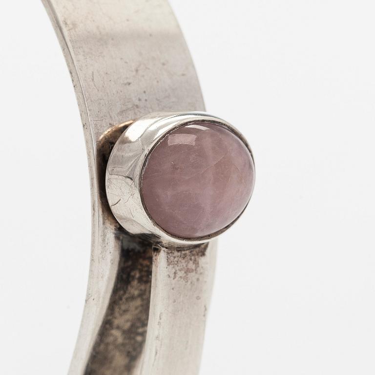 Elis Kauppi, armring, rosenkvarts, silver, Kupittaan Kulta, Åbo 1959.