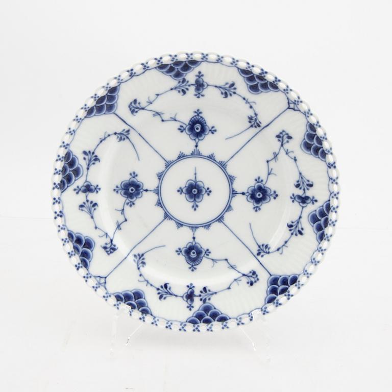 Dinnerware 58 pcs Musselmalet Royal Copenhagen porcelain, second half of the 20th century.