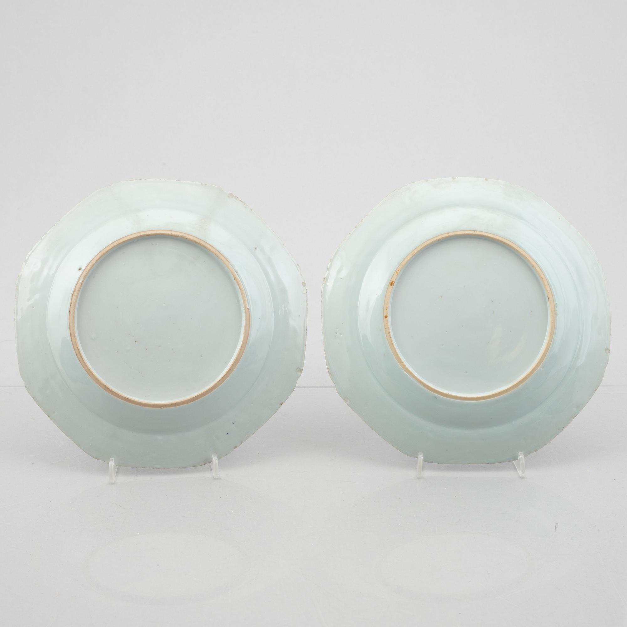 A pair of blue and white porcelain serving dishes and a pair of plates, China, Qianlong (1736-95).
