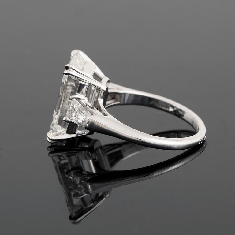 Ring platina med en smaragdslipad diamant.