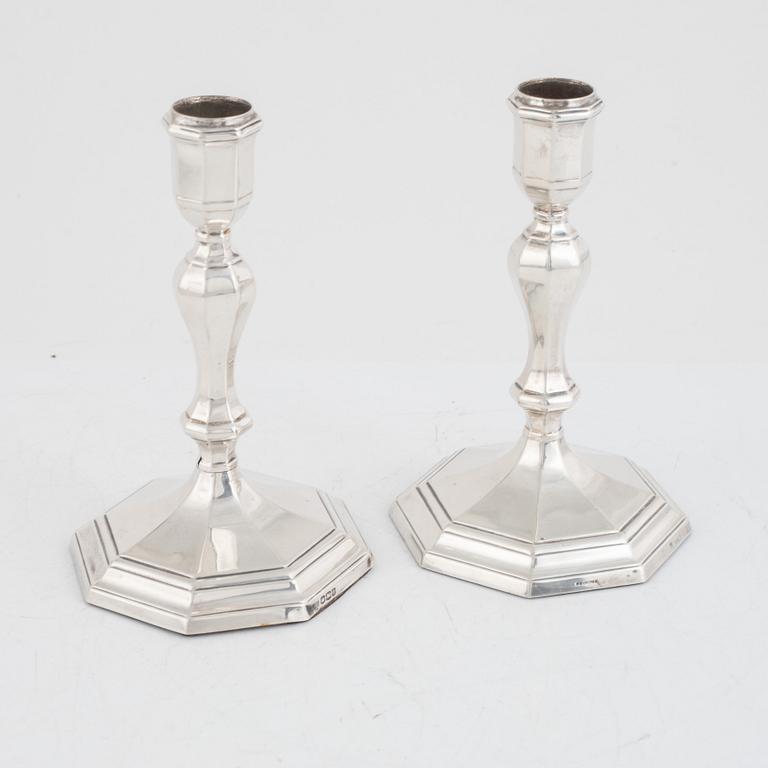 A pair of English silver candlesticks, mark of Hawksworth, Eyre & co, Sheffield, England 1926.
