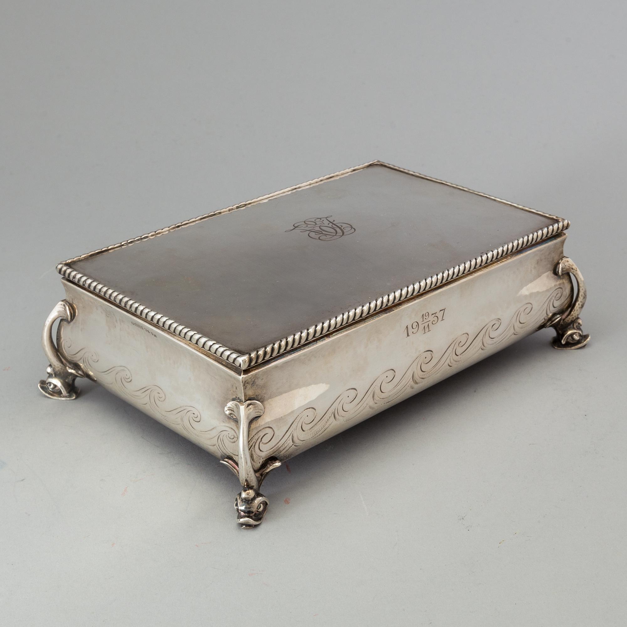 A silver cigar box by firma Karl Anderson in Stockholm 1927.