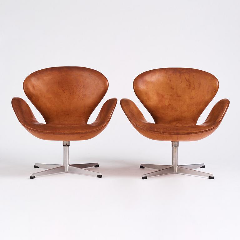 Arne Jacobsen, fåtöljer ett par, "Svanen", Fritz Hansen, 1960-tal.