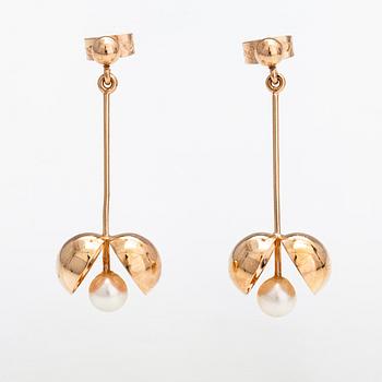 Olli Auvinen, A pair of 14K gold and cultured pearls earrings. Westerback, Helsinki 1957.