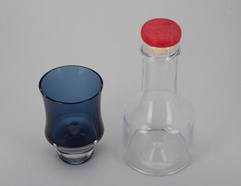 FLASKA, glas, signerad Wirkkala 2508, samt VAS, glas, signerad Tapio Wirkkala 3589. 1960-tal.