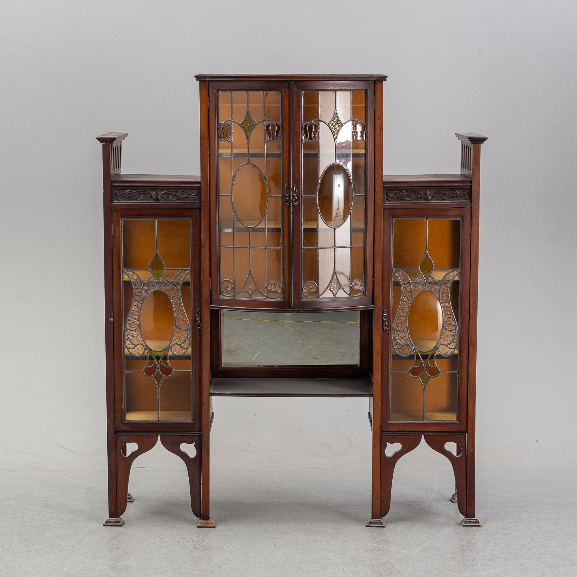 An art noveau vitrine cabinet, early 20th Century.