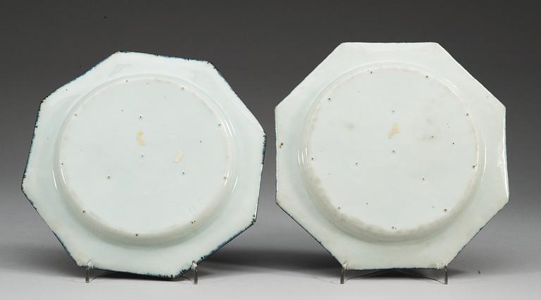 COASTERS, ett par, porslin. Qing dynastin, Qianlong (1736-95).