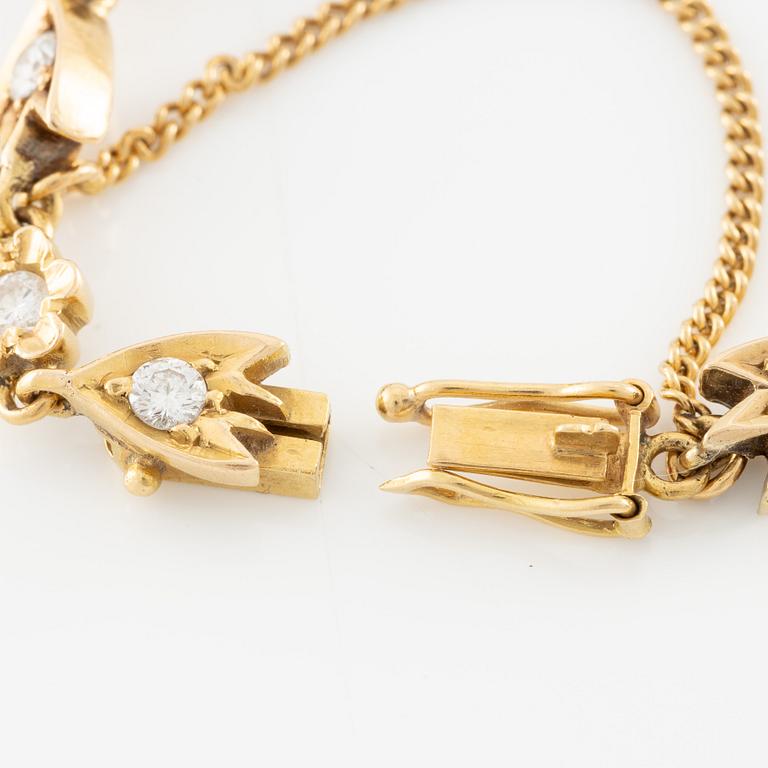 Bracelet 18K gold with round brilliant-cut diamonds.