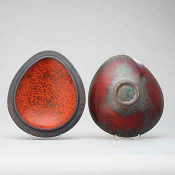 A Hans Hedberg faience box and two eggs, Biot, France.