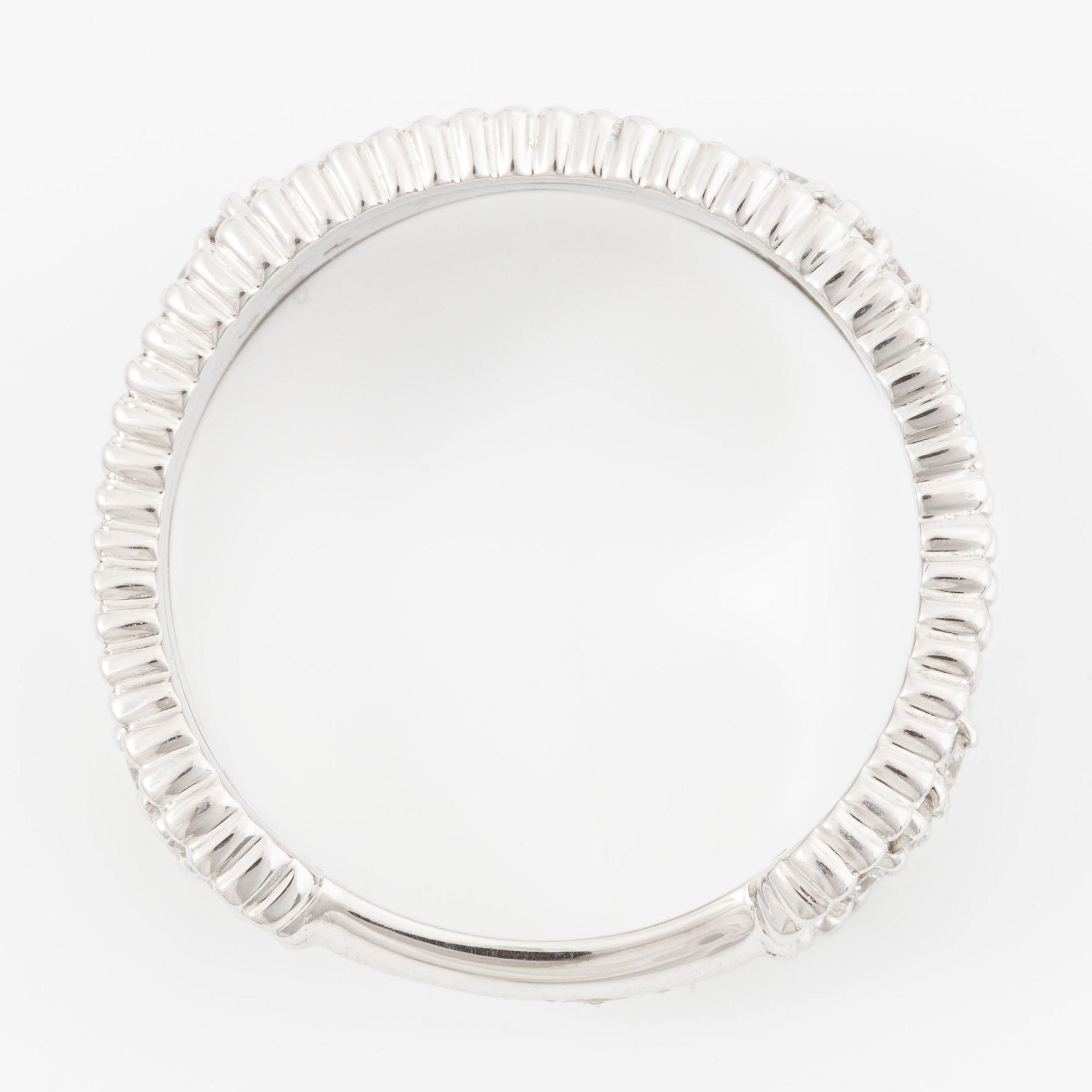 Ring 18K white gold set with brilliant-cut diamonds.